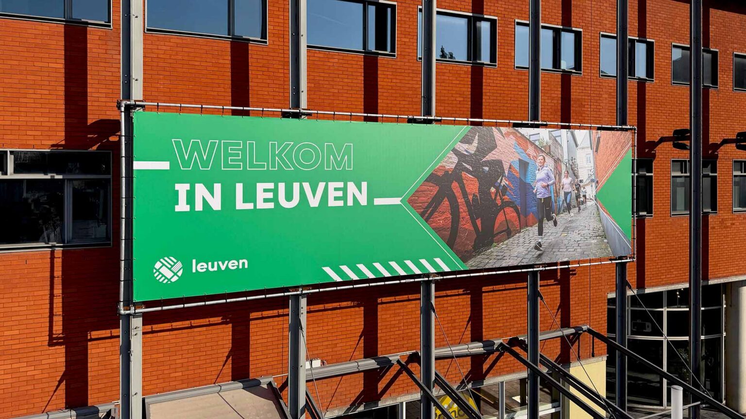 Welkom in Leuven spandoek op gevel voor Leuven Marathon